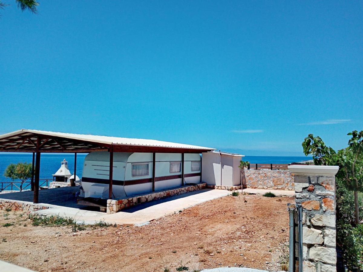 Caravan Fishing Spot Porto Roxa Agios Leon ภายนอก รูปภาพ